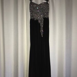 Strapless dress with slit & rhinestones